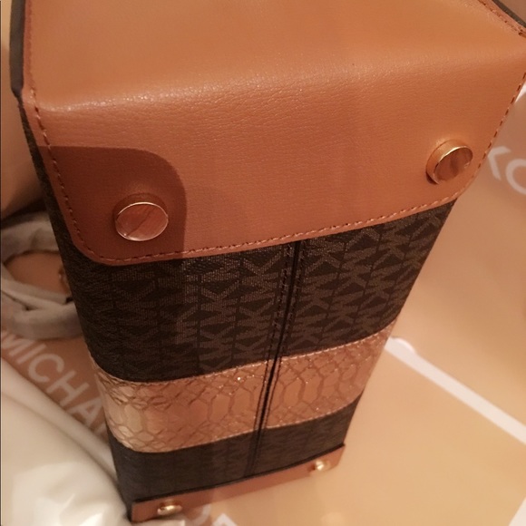 NWT LG CONV Tote - Picture 6 of 6